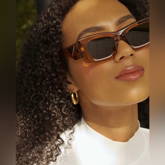 Authentic Prada Eyewear PR13ZS10N5S0
cat-eye frame sunglasses - Picture 7 of 16